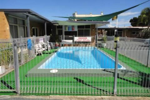 Cobb Inlander Motel - Accommodation Gladstone 2