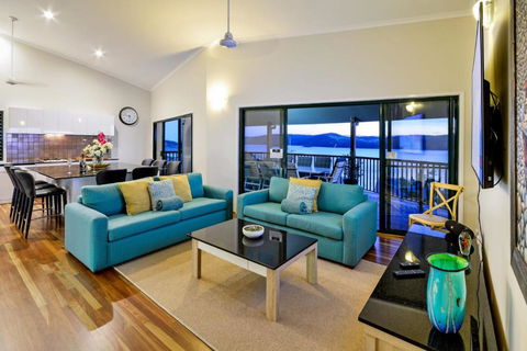 NEWLY BEAUTFULLY RENOVATED 16 The Casuarina 3 Bedroom House With 180 Degree Ocean Views - Accommodation Gladstone 6
