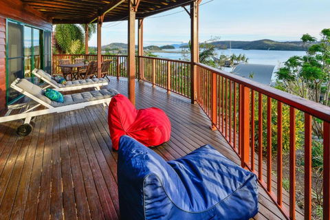 NEWLY BEAUTFULLY RENOVATED 16 The Casuarina 3 Bedroom House With 180 Degree Ocean Views - Accommodation Gladstone 4
