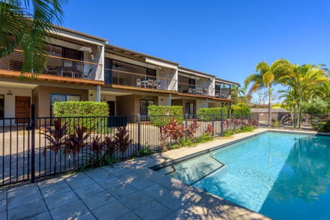 Unit 1 Rainbow Surf Modern Two Storey Townhouse With Large Shared Pool Close To Beach & Shop - Accommodation Gladstone 2