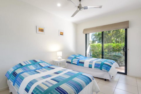Unit 1 Rainbow Surf Modern Two Storey Townhouse With Large Shared Pool Close To Beach & Shop - Accommodation Gladstone 6