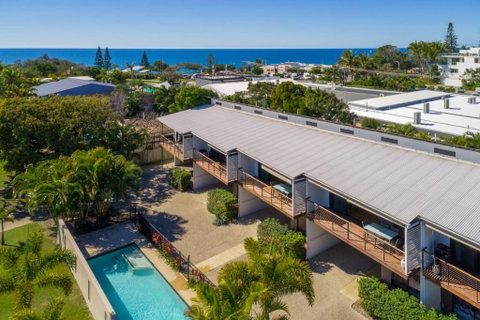 Unit 1 Rainbow Surf Modern Two Storey Townhouse With Large Shared Pool Close To Beach & Shop - Accommodation Gladstone 1