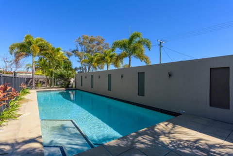 Unit 1 Rainbow Surf Modern Two Storey Townhouse With Large Shared Pool Close To Beach & Shop - Accommodation Gladstone 4
