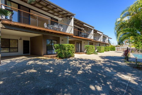 Unit 1 Rainbow Surf Modern Two Storey Townhouse With Large Shared Pool Close To Beach & Shop - Accommodation Gladstone 3