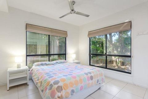 Unit 1 Rainbow Surf Modern Two Storey Townhouse With Large Shared Pool Close To Beach & Shop - Accommodation Gladstone 5