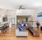 Unit 1 Rainbow Surf Modern two storey townhouse with large shared pool close to beach  shop - Accommodation Gladstone