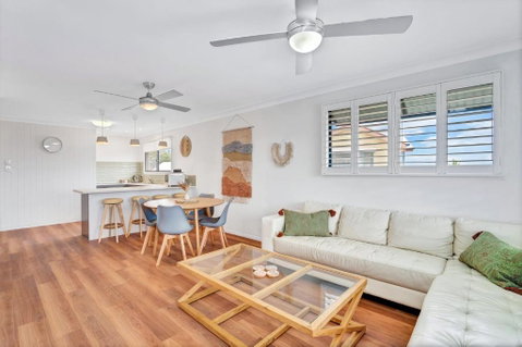 Rainbow Breezes 4 Rainbow Beach Townhouse With Breath Taking Ocean Views To Fraser Island - Accommodation Gladstone 1