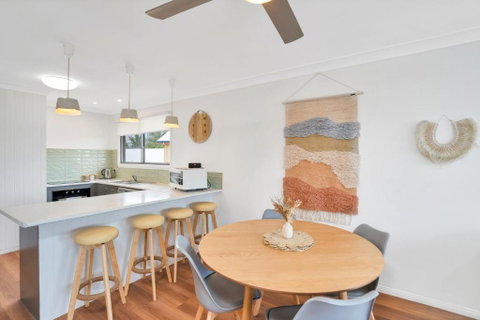 Rainbow Breezes 4 Rainbow Beach Townhouse With Breath Taking Ocean Views To Fraser Island - Accommodation Gladstone 4