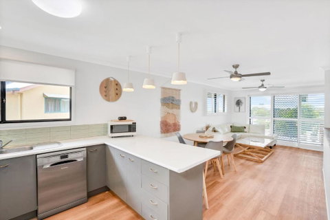 Rainbow Breezes 4 Rainbow Beach Townhouse With Breath Taking Ocean Views To Fraser Island - Accommodation Gladstone 6