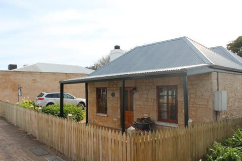 Victoria Cottage - Accommodation Gladstone 0