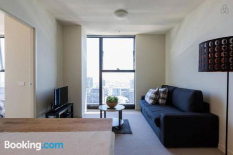 A Cozy CBD Suite With Spectacular City Views - Accommodation Gladstone 1