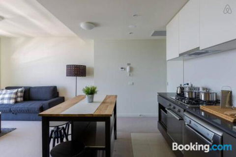 A Cozy CBD Suite With Spectacular City Views - Accommodation Gladstone 0