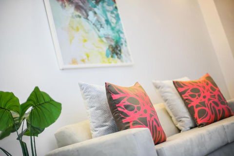 A Comfy & Central 2BR Apt Near Flinders Station - Accommodation Gladstone 1