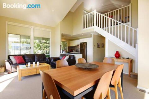 Hillcrest Spectacular Views! - Accommodation Gladstone 0