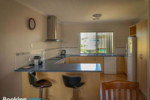 Endeavour 6 - Accommodation Gladstone 1