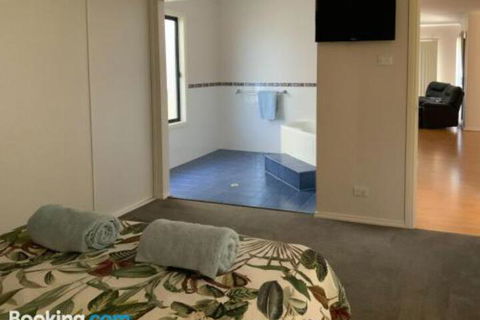 Endeavour 6 - Accommodation Gladstone 3