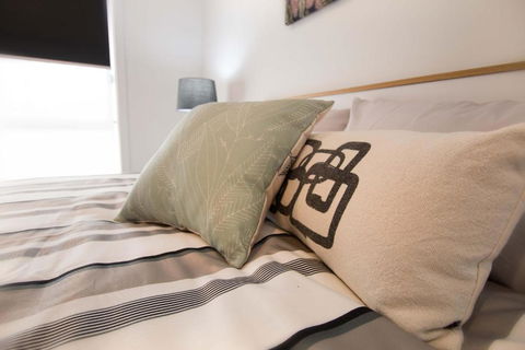 Contemporary â€˜Espritâ€™ With River Reserve Access - Accommodation Gladstone 2