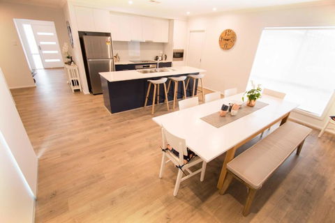 Contemporary â€˜Espritâ€™ With River Reserve Access - Accommodation Gladstone 3