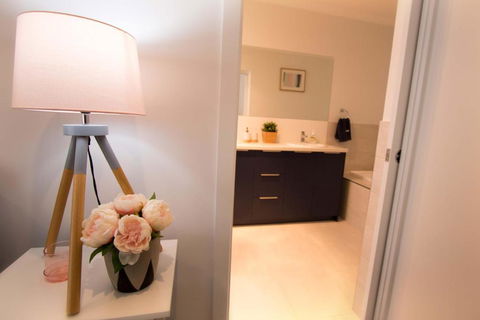 Contemporary â€˜Espritâ€™ With River Reserve Access - Accommodation Gladstone 1