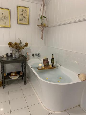 Stunning Queenslander - Accommodation Gladstone 6