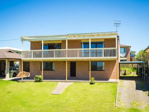 Williams Wonder Large Beach House - Accommodation Gladstone 0