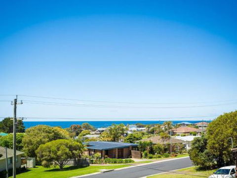 Williams Wonder Large Beach House - Accommodation Gladstone 3