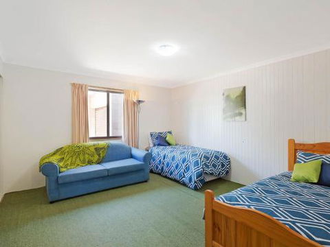 Williams Wonder Large Beach House - Accommodation Gladstone 2