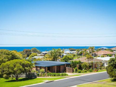 Williams Wonder Large Beach House - Accommodation Gladstone 4