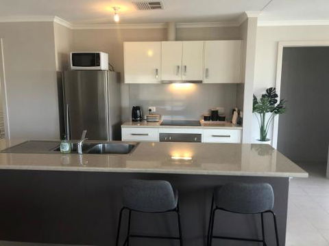 The Baltimore Family Home Getaway - Accommodation Gladstone 0