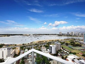 Panoramic Views At Sub Penthouse Apt - Accommodation Gladstone 5