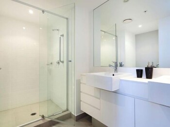 Panoramic Views At Sub Penthouse Apt - Accommodation Gladstone 3