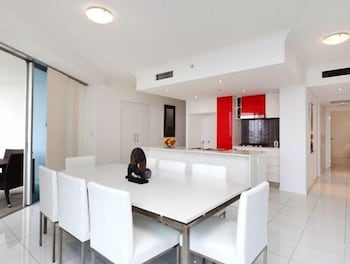 Panoramic Views At Sub Penthouse Apt - Accommodation Gladstone 2