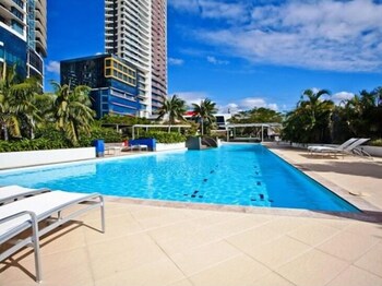 Panoramic Views At Sub Penthouse Apt - Accommodation Gladstone 0
