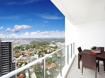 Panoramic Views At Sub Penthouse Apt - Accommodation Gladstone 4