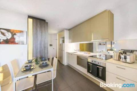 An Exquisite 2BR Apt With Stunning City Views - Accommodation Gladstone 3