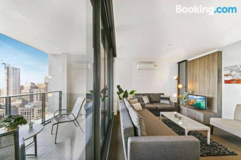 An Exquisite 2BR Apt With Stunning City Views - Accommodation Gladstone 2