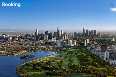 An Exquisite 2BR Apt With Stunning City Views - Accommodation Gladstone 4