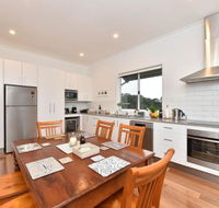 Kinloch Cottage renovated to new on Daisy Hill Vineyard - Accommodation Gladstone