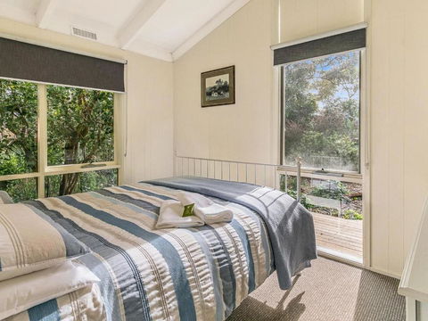 Hakea Bush Cabin - Accommodation Gladstone 3