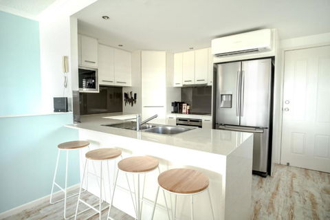 Coolum Beach 3 Level Townhouse Private Rooftop Terrace Spa Overlooking Mount Coolum - Accommodation Gladstone 3