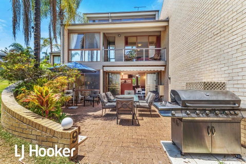 Amazing Waterfront Location Pool Beach Water Views Tropical Gardens - Accommodation Gladstone 2
