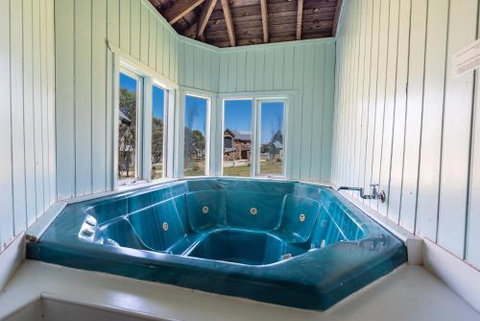 Banjos Chalet Alpine Getaways - Accommodation Gladstone 3