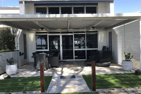 Treat Yourself To Something Special! - Accommodation Gladstone 0