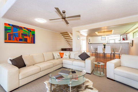 Treat Yourself To Something Special! - Accommodation Gladstone 6