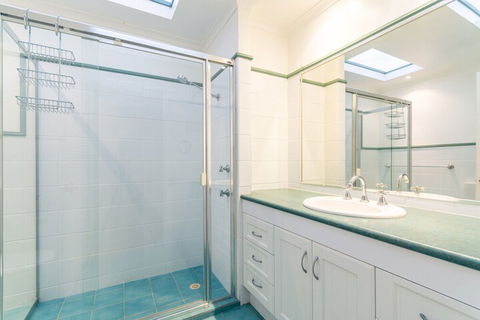 Treat Yourself To Something Special! - Accommodation Gladstone 3
