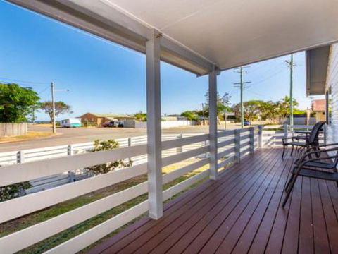 Dog Lovers Retreat Beachmere - Accommodation Gladstone 1