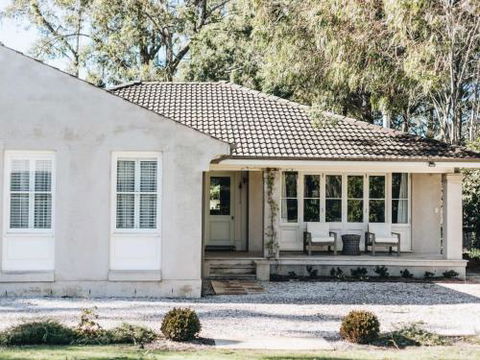 KIRRIEMUIR Burradoo Southern Highlands 4pm Check Out Sunday - Accommodation Gladstone 0