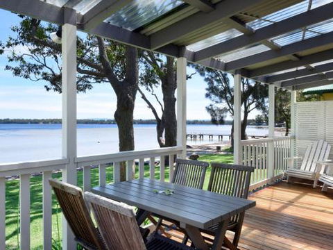 The Waterfront House 4pm Check Out Sundays - Accommodation Gladstone 1