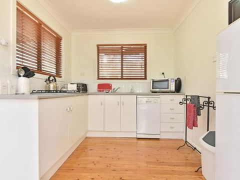 Olive Grove Villa 3 Suite With Large Bath - Accommodation Gladstone 5