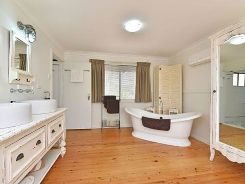 Olive Grove Villa 3 Suite With Large Bath - Accommodation Gladstone 6